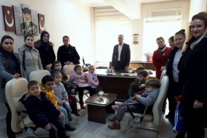 Bursa'da yeni a&ccedil;ılan okuma salonuna &ouml;ğrencilerden kitap bağışı