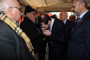Bakan Albayrak Kırıkhan'daki şehit ailesini ziyaret etti