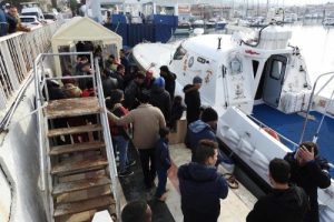 &Ccedil;eşme'de botları su alan 52 ka&ccedil;ak kurtarıldı