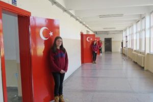 Okulun sınıf kapıları T&uuml;rk bayrağı motifi ile boyandı