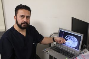 Midesinden 2 kilo 850 gram ağırlığında sa&ccedil; ve sakız yumağı &ccedil;ıktı