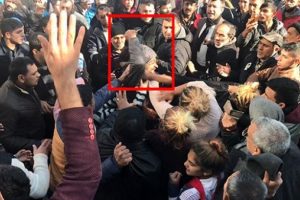 Emniyet &ouml;n&uuml;nde eşine makasla saldıran koca serbest