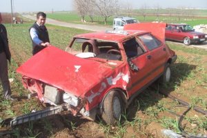 Otomobil sarımsak tarlasına girdi: 1 &ouml;l&uuml;, 2 yaralı