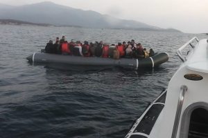Lastik botta 60 ka&ccedil;ak g&ouml;&ccedil;men yakalandı