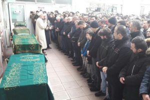 Almanya'da &ouml;len T&uuml;rk aile dualarla Trabzon'a uğurlandı