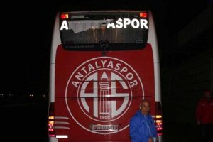 Antalyaspor otob&uuml;s&uuml;n&uuml; taşlayan 3 kişi yakalandı