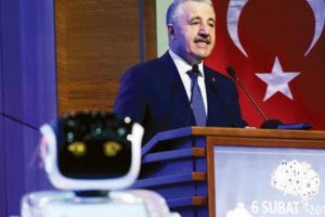 Bakan Arslan'ın tepki g&ouml;sterdiği robot, &ouml;z&uuml;r diledi