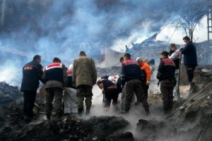 8 evin k&uuml;le d&ouml;nd&uuml;ğ&uuml; yangında enkazın altında kemikler bulundu