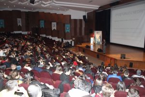 Bursa'da emekli emniyet m&uuml;d&uuml;r&uuml; gen&ccedil;lere uyuşturucunun zararlarını anlattı