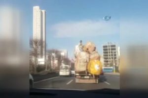 Ankara'da y&uuml;kl&uuml; kamyonet &uuml;zerinde tehlikeli yolculuk