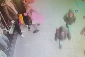 Cansız mankenin &uuml;zerindeki kıyafeti b&ouml;yle &ccedil;aldı