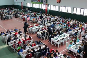 Bursa'da minikler satran&ccedil; masasına oturdu