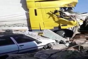 Kontrolden &ccedil;ıkan tır otomobili ezip eve daldı