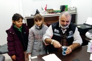 Bursa'da ikizler har&ccedil;lıklarını yetimlerle paylaştı