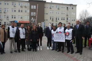 Bursa'da sendikacılar mankenleri kamyonetle ezdi