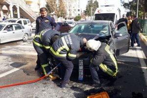 Otomobile arkadan &ccedil;arpan otomobil alev aldı