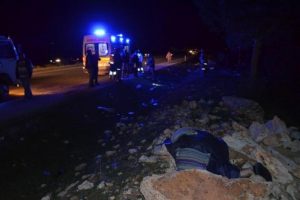 Devrilen otomobilin s&uuml;r&uuml;c&uuml;s&uuml; camdan dışarı fırlayarak &ouml;ld&uuml;