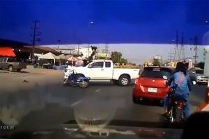 Motosikletli metrelerce u&ccedil;tu