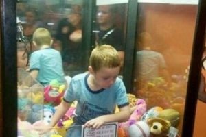 ABD'de bir çocuk oyuncak makinesinde mahsur kaldı