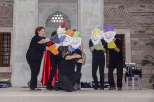 Bursa'da 'Masal Gezginleri' çocuklar için sahnede