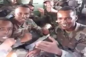 Somalili askerlerden 'İzmir Marşı'