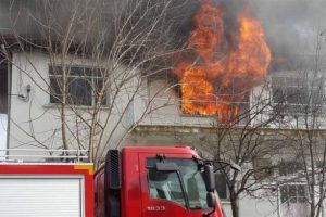 Korkutan yangın: Aile son anda kurtarıldı