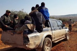 Suriyeliler &ccedil;atışma b&ouml;lgesinden g&uuml;venli yerlere ka&ccedil;ıyor