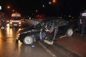 Otomobil refüje çarptı: 1 ölü, 1 yaralı