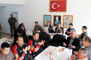 Bursa'da köylülerden askere moral yemeği