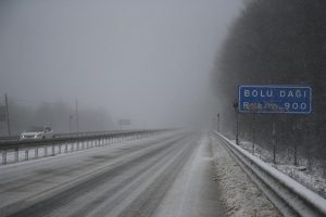 Bolu Dağı'nda kar yağışı etkili oluyor