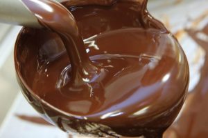 Kilo aldırmayan şekersiz çikolata yapabilirsiniz!