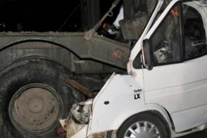 Askeri araçla minibüs çarpıştı: Ölü ve yaralılar var