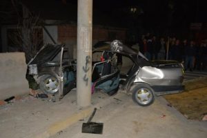 Otomobil elektrik direğine çarptı: 7 yaralı