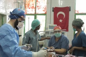 Etiyopyalı çocuk, Türk doktorların dikkatiyle hayata tutundu