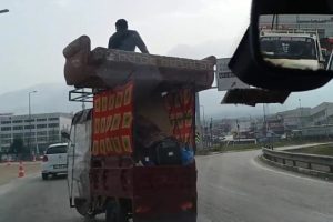 Bursa'da evini 3 tekerli araçta taşıdı