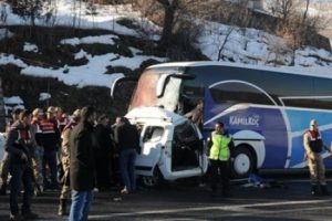 Yolcu otobüsü hafif ticari araçla çarpıştı: 4 ölü, 7 yaralı