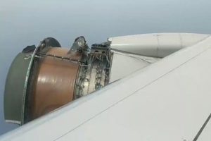 Havada dehşet! Uçağın motoru parçalanmaya başladı