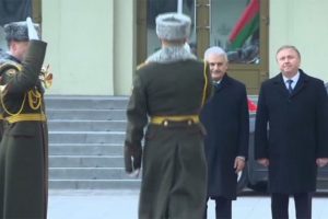 Yıldırım Belarus'ta resmi törenle karşılandı