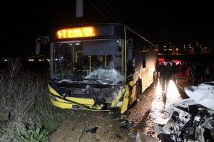 Bursa'da belediye otobüsü ile kamyonet çarpıştı: 1 ölü, 2 yaralı