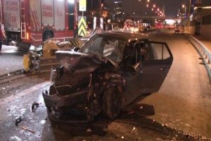 Kadık&ouml;y'de otomobil bariyerlere &ccedil;arptı: 2 yaralı