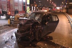 Otomobil bariyerlere &ccedil;arptı: 2 yaralı