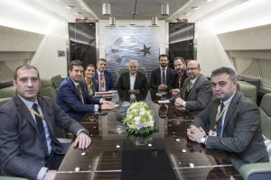Yıldırım u&ccedil;akta gazetecilerin sorularını yanıtladı