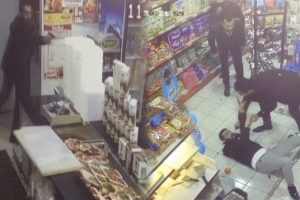 Bor&ccedil;lu olduğu kardeşlerden birini tabancayla vurdu, diğerini bı&ccedil;akladı