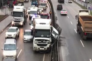 Hafriyat kamyonu iki aracı ezdi: 1 yaralı