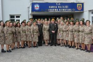 Bursa'da asker kıyafetli kadın korosundan Mehmet&ccedil;iğe marşlı destek