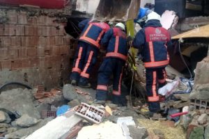 &Ccedil;&ouml;ken balkonun altında kalan ineği itfaiye kurtardı