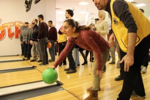 G&ouml;rme engellilerin kıyasıya bowling m&uuml;cadelesi