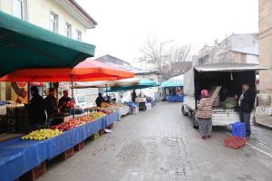 Cuma pazarında 42 yıllık gelenek