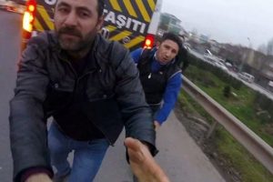 Servis s&uuml;r&uuml;c&uuml;s&uuml;nden tekme tokat saldırı!