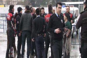 İstanbul Adalet Sarayı &ouml;n&uuml;nde kavga